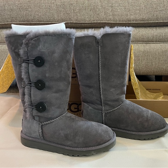 NIB KIDS AUTHENTIC UGGS K BAILEY BUTTON TRIPLET, GREY SIZE 3 - Picture 2 of 7